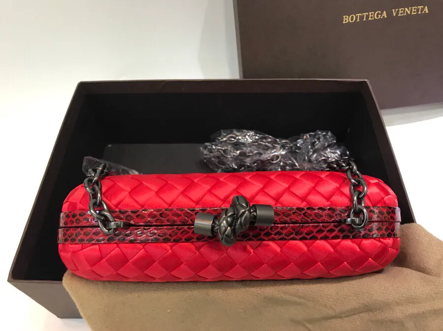 The latest and most popular Knot clutch from the 8651 counter is made of exquisite Japanese silk fabric with snakeskin piping. It looks elegant when worn cross-body or in the hand. It can also be carried by petite girls and can hold 2 iPhone X phones. Size: 20cm*12cm